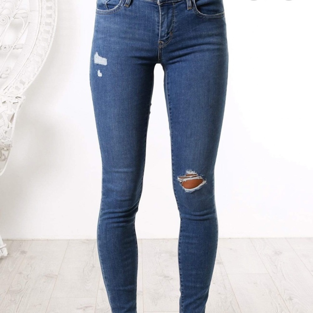 710 Distressed Levi’s Super Skinny